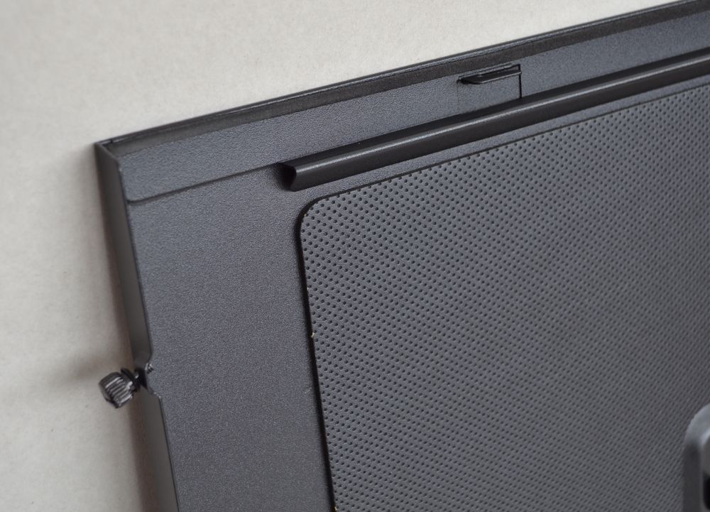 Sidepanel thumbscrews